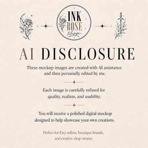 K&ouml;nnte beinhalten: Eine beige Informationsgrafik mit dem Titel AI DISCLOSURE und schwarzem Text. Sie enth&auml;lt ein kreisf&ouml;rmiges Logo f&uuml;r INK ROSE Mockups, eine Rosenillustration und eine Schwertillustration. Der Text erkl&auml;rt, dass die digitalen Mockup-Bilder mit KI-Unterst&uuml;tzung erstellt und pers&ouml;nlich auf Qualit&auml;t, Realismus und Nutzbarkeit f&uuml;r Ladenbesitzer bearbeitet wurden.