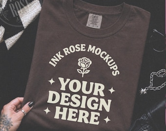 Mockup Comfort Colors Espresso, Mockup Flat Lay Marrom CC1717, Mockup de Camiseta Dobrada, Mockup POD Neutro, Flat Lay Gótico, Mockup de Camiseta JPG