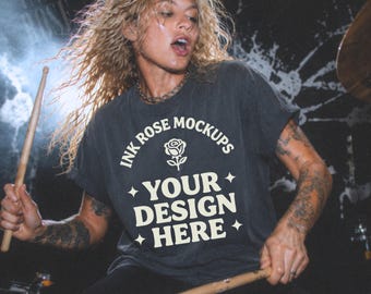 Mockup Comfort Colors Pepper, Mockup de Camiseta de Baterista Feminina, Mockup de Estilo de Vida em Show de Rock, Modelo Tatuada, CC1717 Mockup Alternativo de Impressão Sob Demanda