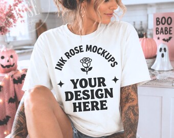 Mockup de camiseta Comfort Colors cor marfim, mockup de camiseta rosa para o Halloween, modelo feminina tatuada, cozinha feminina para o Halloween, mockup de camiseta CC1717 para impressão sob demanda.