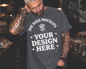 Mockup da camiseta Comfort Colors Pepper, mockup da camiseta masculina CC1717, modelo masculino tatuado, mockup de estilo de vida de loja de discos, mockup de camiseta sob demanda com design arrojado (JPG).