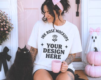 Mockup Comfort Colors Ivory, Mockup de Varanda Rosa de Halloween, Mockup de Camiseta com Gato Preto, Camiseta Feminina de Halloween, Mockup CC1717 Outono POD