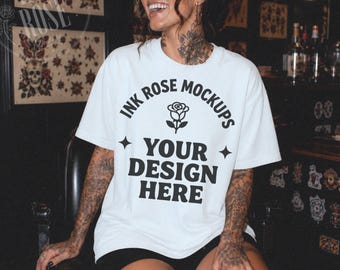 Mockup de camiseta branca Comfort Colors, mockup de camiseta para estúdio de tatuagem, modelo feminina tatuada, mockup de estilo de vida alternativo, mockup de camiseta branca sob demanda CC1717