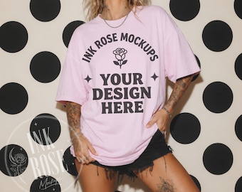 Mockup Blossom Comfort Colors 1717 com fundo de bolinhas, mockup de camiseta com modelo tatuada.
