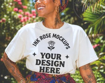 Mockup Comfort Colors Ivory, Mockup de Saia com Estampa Africana, Mockup de Camiseta para Mulher Negra, Modelo Feminina Tatuada, CC1717 Mockup de Impressão Sob Demanda para Ambientes Externos