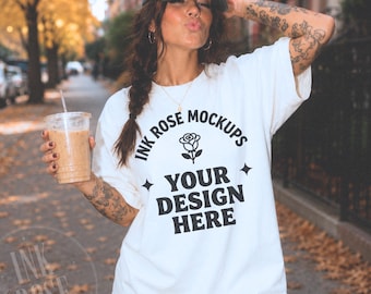 Mockup Comfort Colors Branco, Mockup de Camiseta Outono, Mockup de Estilo de Vida Outono, Mockup de Camiseta Branca CC1717, Mockup de Cápsula de Café Aconchegante, Download em JPG