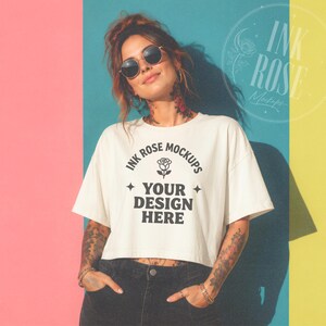 Mockup de Top Cropped Comfort Colors 3023 Marfim, Mockup de Modelo Tatuada, Fundo de Estúdio com Blocos de Cor, Mockup de Camiseta Personalizada Estilosa para Boutique