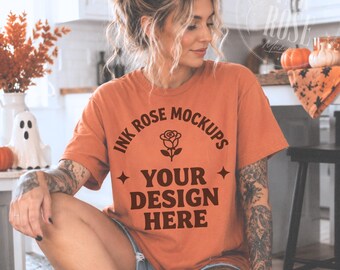 Mockup de camiseta Comfort Colors Terracotta, mockup de camiseta de outono, modelo feminina tatuada, mockup de cozinha de Halloween, mockup de camiseta POD de outono CC1717
