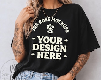 Black Comfort Colors 1717 Mockup Tätowiertes Modell Mockup Edgy Boutique T-Shirt Mockup Oversized Schwarz T-Shirt Mockup
