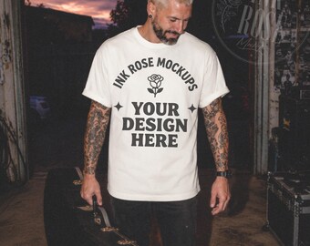Mockup da camiseta Comfort Colors cor marfim, mockup da camiseta masculina CC1717, mockup de estilo de vida rock, modelo masculino tatuado, mockup de camiseta de banda de rock para impressão sob demanda.