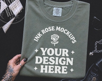 Mockup Comfort Colors Moss, Mockup Flat Lay Verde CC1717, Mockup de Camiseta Dobrada, Mockup POD Neutro, Mockup de Camiseta Boutique, Download em JPG