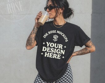 Mockup Comfort Colors Preto, Mockup de Camiseta Feminina Tatuada, Mockup de Shorts Xadrez, Mockup de Estilo de Vida Alternativo, Camiseta Preta POD CC1717