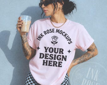 Mockup de flores Comfort Colors, Mockup de camisa feminina tatuada, Mockup de shorts xadrez para estilo de vida, Camiseta rosa CC1717, Mockup de cápsula de café gelado