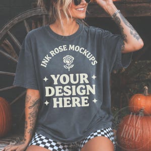 Mockup di Halloween Pepper Comfort Colors, Mockup di T-shirt, Mockup di Pumpkin Patch POD, Mockup di pantaloncini a scacchi autunnali, Maglietta da donna JPG
