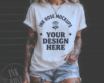 Elfenbein Komfort Farben 1717 Mockup, Tätowierte Frau T-Shirt Mockup, ausgefallenes Lifestyle Shirt Mockup, Elfenbein T-Shirt POD Mockup, leeres übergroßes T-Shirt JPG