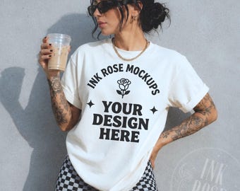 Mockup Comfort Colors cor marfim, Mockup de camisa feminina tatuada, Mockup de shorts xadrez para estilo de vida, Camiseta CC1717 cor marfim, Mockup de cápsula de café gelado