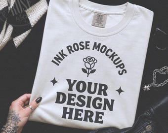 Mockup de camiseta Comfort Colors em estilo flat lay, mockup de camiseta branca CC1717, mockup de camiseta dobrada, flat lay gótico, mockup para impressão sob demanda (POD), mockup minimalista de camiseta (JPG)