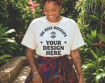Mockup Comfort Colors Ivory, Mockup de Turbante Africano, Mockup de Camiseta Feminina Negra, Estilo de Vida Jardim Tropical, CC1717 Mockup POD