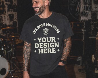 Mockup da camiseta Comfort Colors Pepper, mockup da camiseta masculina CC1717, mockup para Garage Band Studio, modelo masculino tatuado, mockup alternativo de camiseta para impressão sob demanda.