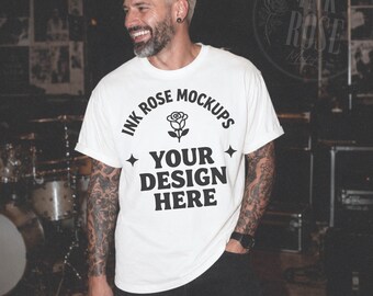 Mockup da camiseta Comfort Colors cor marfim, mockup da camiseta masculina CC1717, modelo masculino tatuado, mockup para Rock Band Studio, mockup de camiseta para músico com impressão sob demanda.