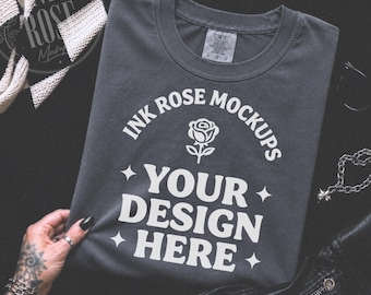 Mockup Comfort Colors Pepper, Mockup Flat Lay Gótico CC1717, Mockup de Camiseta Dobrada, Mockup POD Neutro, Mockup de Camiseta Boutique JPG