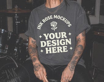 Mockup de camiseta Comfort Colors Pepper, mockup de camiseta de baterista feminina, modelo tatuada, estilo de vida de estúdio de banda de rock, mockup alternativo de camiseta POD CC1717