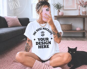 Mockup Comfort Colors 1717 Branco, Mockup de Selfie no Espelho Rosa de Halloween, Mockup de Camiseta com Gato Preto, Mockup de Camiseta Feminina Confortável para Impressão Sob Demanda