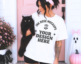 Mockup Comfort Colors Ivory, Mockup de Gato Preto para o Halloween, Mockup de Varanda Rosa para o Halloween, Modelo Feminina Tatuada, Mockup de Camiseta POD CC1717