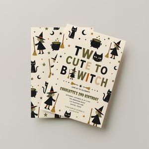 Op de afbeelding: Een crèmekleurige verjaardagsuitnodiging met een herhalend patroon van zwarte katten, heksen met bezems, ketels, sterren en manen. De tekst luidt: TWO CUTE TO B WITCH, JOIN US TO CELEBRATE CHARLOTTE'S 2ND BIRTHDAY, OCTOBER 25 AT 2 PM.