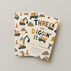 Könnte beinhalten: Eine Geburtstagseinladungskarte mit Baustellenmotiv, illustriert mit gelben Muldenkippern, Baggern, orangefarbenen Verkehrskegeln und Erdhaufen. Der Text lautet Three and Diggin' it, join us to celebrate mason's 3rd birthday.
