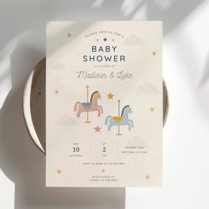 Może przedstawiać: Kremowe zaproszenie na baby shower z dwoma konikami karuzelowymi w przygaszonych odcieniach różu i błękitu, otoczonymi małymi gwiazdkami i chmurami. Tekst głosi: Please join us for a baby shower in honor of Madison & Luke, May 10, 2 PM.
