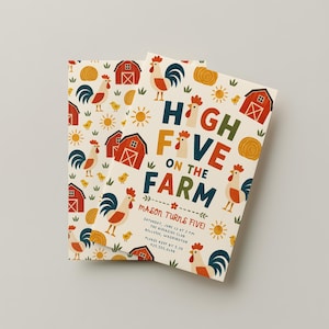 Puede incluir: Una tarjeta de invitación rectangular con fondo crema y un patrón repetitivo de graneros rojos, soles amarillos, pacas de heno y gallos. El texto dice: HIGH FIVE ON THE FARM, MASON TURNS FIVE, SATURDAY, JUNE 12 AT 3 PM, THE RIVERSIDE CLUB.