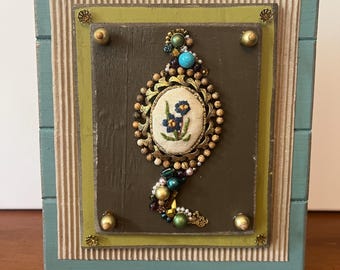 Joyería artística de estilo bohemio chic y cottagecore: camafeo cosido a mano, marco de madera con incrustaciones de joyas. ¡Un regalo único!