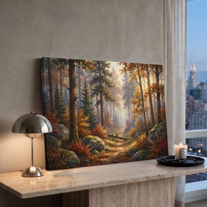 Peut inclure: Une impression sur toile rectangulaire représentant une forêt dense en automne. Le paysage présente de grands pins, des rochers moussus et un étroit sentier de terre couvert de feuilles mortes, éclairé par une douce lumière dorée filtrée.