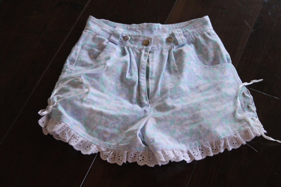 High Waist vintage 80s floral shorts eyelet hem x… - image 4