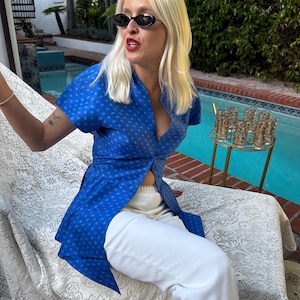 Royal Blau 80s strukturierte Geo asiatischer Druck Cinch Waist Bluse S