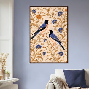 Peut inclure: Une impression d'art mural rectangulaire représentant deux oiseaux à tête noire, ailes bleues et poitrine pêche, perchés parmi des vignes dorées et brunes entrelacées et de petites fleurs bleues sur un fond crème clair.