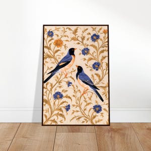 Peut inclure: Une impression d'art encadrée rectangulaire représentant deux oiseaux aux têtes, ailes et queues bleu foncé, avec des poitrines orange clair. Les oiseaux sont perchés parmi des vignes dorées et brunes entrelacées, ornées de fleurs bleues et orange.