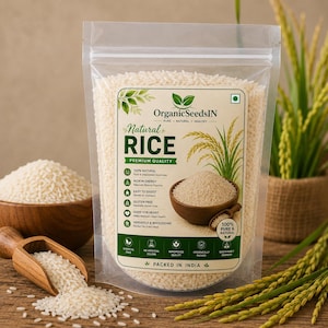 Peut inclure: Un sachet transparent en plastique rempli de riz blanc, avec une étiquette portant l'inscription OrganicSeedsIN Natural Rice Premium Quality. L'étiquette présente des icônes et du texte détaillant les avantages, avec un petit bol et une pelle en bois.