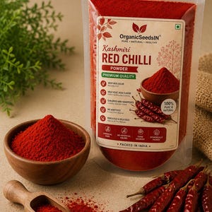 Peut inclure: Un sachet en plastique transparent de poudre de piment rouge Kashmiri OrganicSeedsIN avec une étiquette comportant du texte, des icônes et un bol de poudre. À côté se trouvent un bol en bois rempli de poudre rouge, une pelle en bois et des piments.