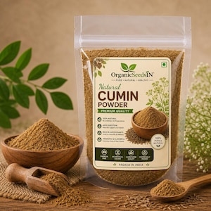 Peut inclure: Un sachet en plastique transparent de poudre de cumin naturel OrganicSeedsIN avec une étiquette portant du texte, une illustration de plante et un petit bol de poudre. À côté du sachet se trouvent un bol et une pelle en bois remplis de poudre.
