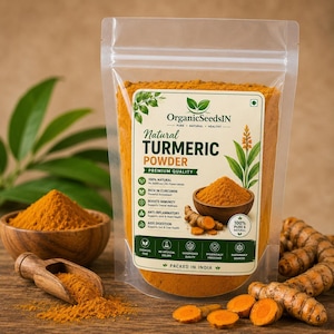 Puede incluir: Una bolsa transparente llena de polvo de cúrcuma naranja brillante. La etiqueta muestra el texto OrganicSeedsIN Natural Turmeric Powder, junto con ilustraciones de raíces de cúrcuma y un cuenco con polvo. Raíces frescas yacen cerca.