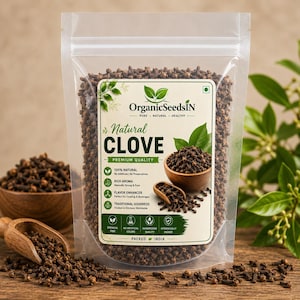 Puede incluir: Una bolsa de plástico transparente llena de clavos de olor enteros de color marrón oscuro. La etiqueta muestra el texto OrganicSeedsIN Natural CLOVE, junto con iconos y texto descriptivo. Se ven cuencos de madera y una pequeña pala de madera.