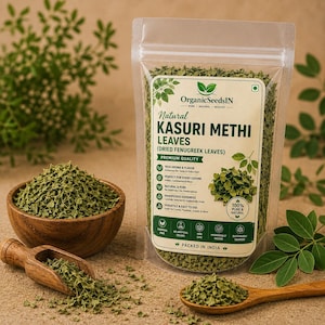 Peut inclure: Un sachet en plastique transparent de feuilles de fenugrec séchées OrganicSeedsIN Natural Kasuri Methi avec une étiquette au texte et aux icônes verts. Un bol et deux cuillères en bois contiennent les feuilles séchées, éparpillées autour.