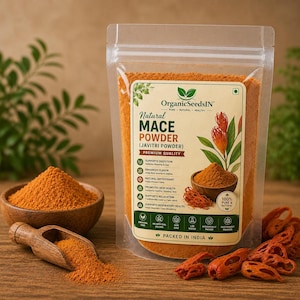 Peut inclure: Un sachet en plastique transparent de poudre de macis naturelle OrganicSeedsIN, également appelée poudre de Javitri. L'étiquette présente du texte, une illustration botanique et des icônes. Un bol et une pelle en bois remplis de poudre orange-brun.