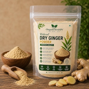Peut inclure: Un sachet transparent refermable contenant de la poudre de gingembre sec OrganicSeedsIN. L'étiquette présente du texte, une illustration de plante de gingembre et des icônes. Un bol et une pelle en bois remplis de poudre, ainsi que des tranches de gingembre frais, sont disposés à côté.