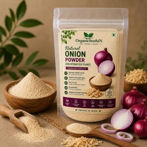 Peut inclure: Un sachet transparent debout de poudre d'oignon naturel OrganicSeedsIN avec une étiquette illustrée d'un oignon rouge, des textes et des icônes. Le sachet est entouré d'un bol et d'une cuillère en bois remplis de poudre d'oignon beige.