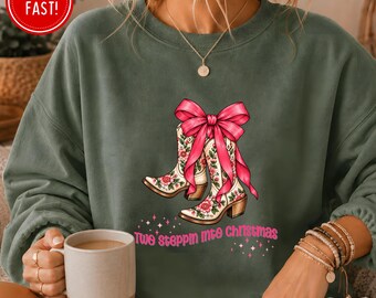 Sweat-shirt Western Two Steppin Into Christmas Christmas Coquette Boots, Happy A Boot Scootin Merry Christmas, Sweat-shirt Cowgirl Christmas
