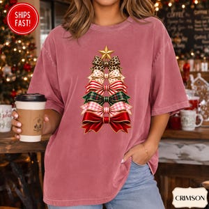 Modna koszulka z choinką w modnych kolorach Comfort Colors, koszulka z choinką z kokardą, świąteczna koszulka Coquette, koszulka z choinką z nadrukiem w panterkę dla niej