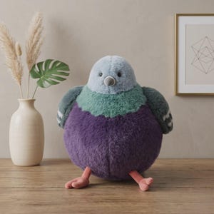 Peluche de paloma gordita: Peluche de pájaro regordete y esponjoso, ideal para decorar una habitación acogedora.